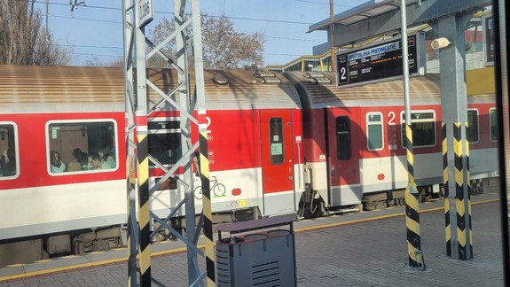 Útoky na železniciach: Polícia pátra po totožnosti dvoch mužov