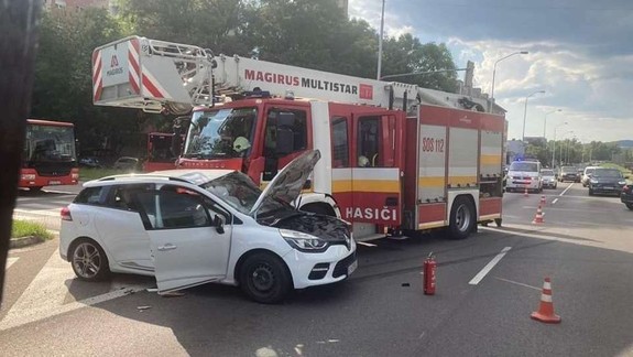 Pri Ekonomickej univerzite sa zrazili hasiči s osobným autom
