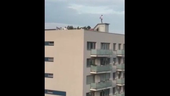 VIDEO Bratislavčania v šoku: Na streche bytovky sa konala mimoriadne hlučná párty s ohňostrojom