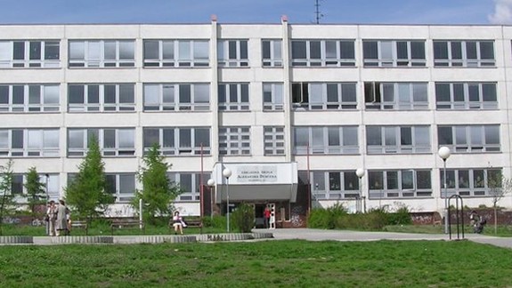 Bazén v škole dali podrobne preskúmať