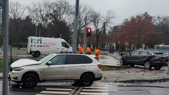 Bratislavskí policajti mali aj počas Vianoc plné ruky práce, v centre riešili nehodu dvoch SUV