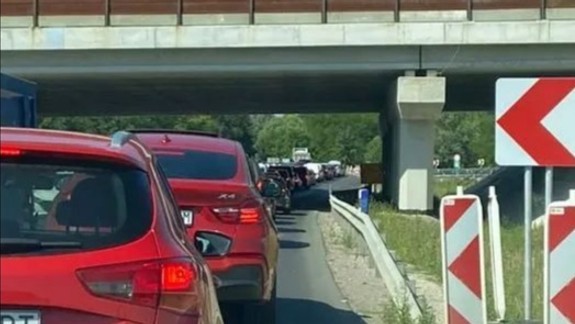 Na Seneckej ceste sa čelne zrazili dve autá