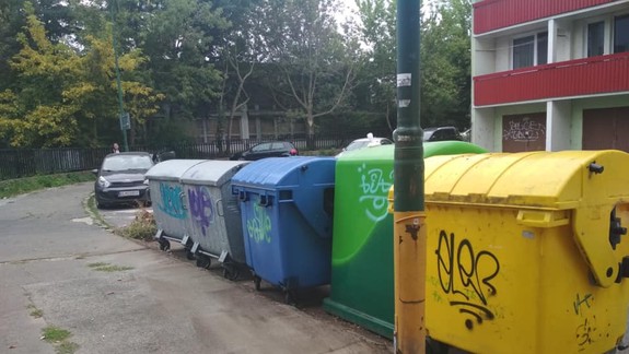 FOTO: V Dúbravke sa čistili chodníky od zarastajúcej buriny