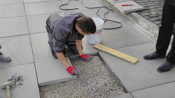 Na Židovskej vymenia polámané dlaždice