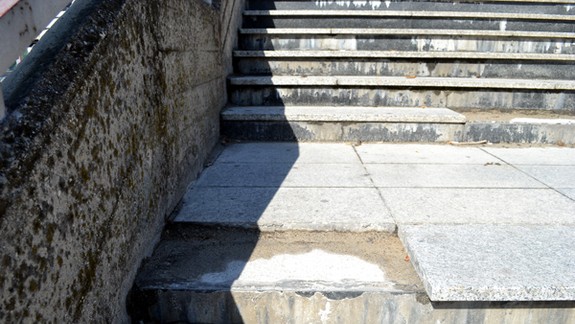 Schody opravili, opäť sú však poškodené