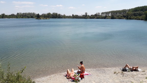 FOTO: Bratislavské jazerá ponúkajú okrem možnosti na kúpanie, zábavu či šport aj zopár nuda pláží