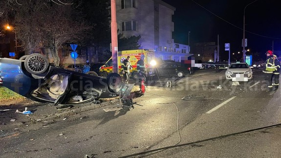 Nehoda na Račianskej: Vodič zdemoloval Lexus a skončil s ťažkymi zraneniami v nemocnici