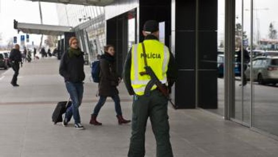 VIDEO: Z letiska zmizla hotovosť a mobilné telefóny - pričinil sa o to muž, ktorý chcel byť veľmi nenápadný?