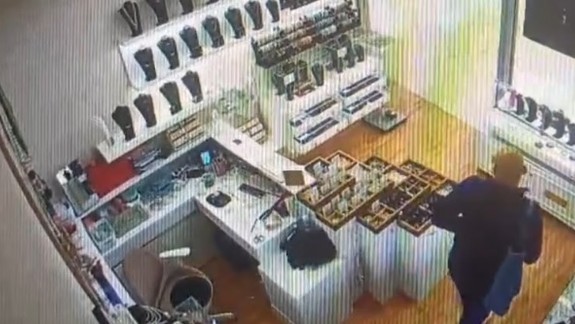 VIDEO: Vošiel do klenotníctva v obchodnom centre a jednoducho si zobral peniaze