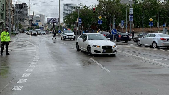 Mladú ženu so slúchadlami na ušiach zrazili na ceste pri Šafárikovom námestí až dve autá!