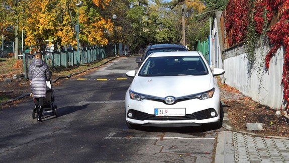 Obyvatelia Perneckej ulice roky čakajú na vybudovanie chodníka: Aké sú prekážky?