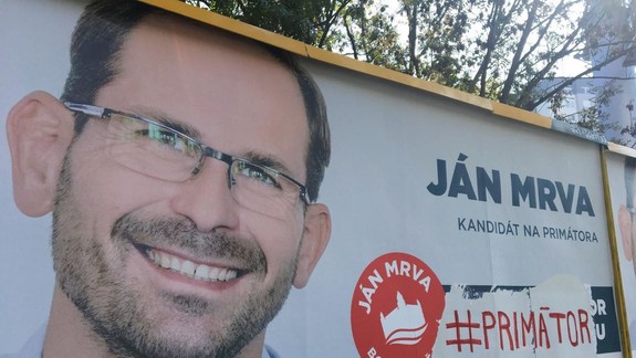 Zaskočená Nicholsonová: Keď vyšla na ulicu, z bilbordu sa dozvedela, že volí Mrvu