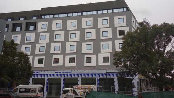 Kritizovanú fasádu hotela v centre nezmenia v stanovenom termíne