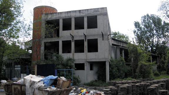 Skelet nedokončenej stavby neďaleko Aušpicu už roky straší okolie pri Dunaji