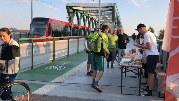FOTO: Príjemné prekvapenie pre cyklistov - na Starom moste ich čakali chutné raňajky