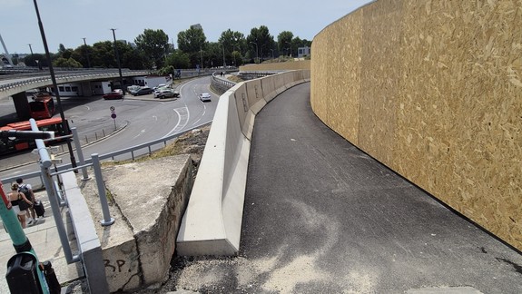 Dobrá správa pre mamičky s kočíkom i cyklistov: Schody na konci Židovskej už obídete po novom chodníku