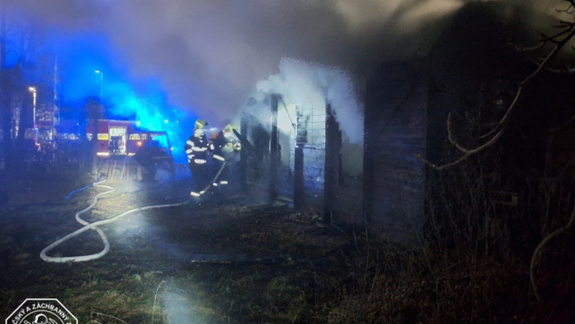 Hasiči v noci zasahovali v Senci pri požiari vagóna prerobeného na chatku