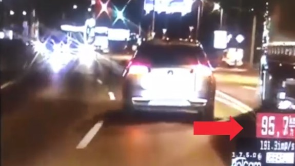 VIDEO Pirát ako z učebnice: Bez vodičáku, prekročil rýchlosť, predbiehal cez dvojitú čiaru