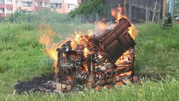 Barbarstvo: V areáli školy v Karlovej Vsi niekto podpálil hmyzí hotel