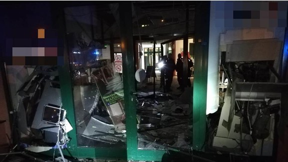 FOTO: Toto nie sú zábery z vojnovej zóny, ale nočnej krádeže peňazí z bankomatov na Čiernej vode!