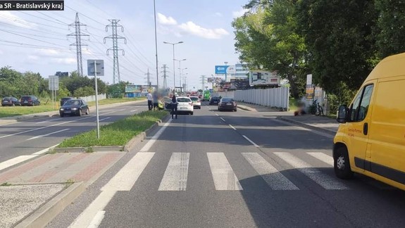 Ďalšia zrážka na priechode pre chodcov. Zranenia utrpela tínedžerka na kolobežke
