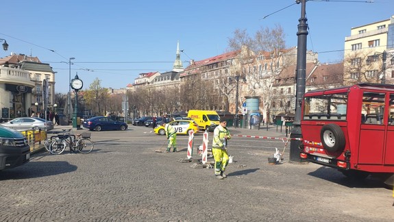 Dlažbu na Námestí Eugena Suchoňa už opravujú