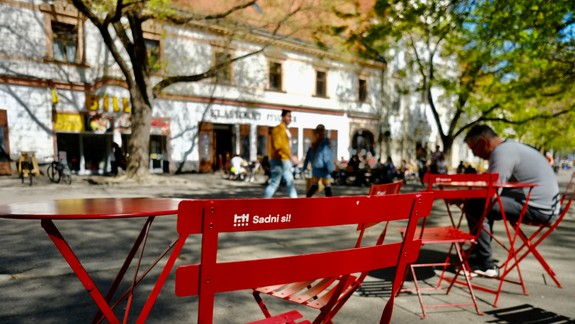 Do ulíc Bratislavy sa na jar vráti sedenie Sadni si! O jeho bezplatné zapožičanie možno požiadať do konca januára