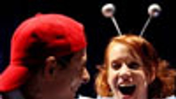 Kocúr na korčuliach v Činohre SND