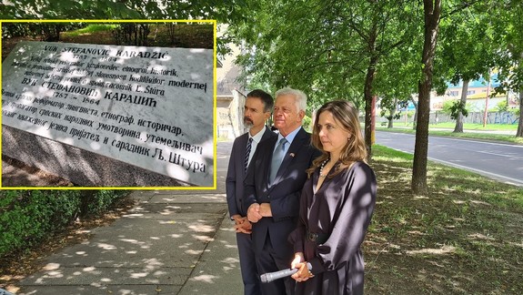 FOTO: V Starom Meste dnes odhalili zrekonštruovanú pamätnú tabuľu Vuka Karadžiča