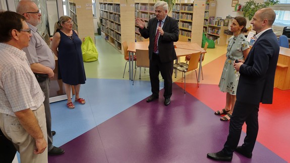 Veľvyslanectvo Ukrajiny darovalo Staromestskej knižnici viac ako 600 kníh v ukrajinskom jazyku