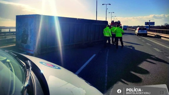 Nebezpečná jazda kamionistu! Po diaľnici šoféroval opitý