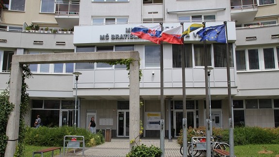 V Karlovej Vsi je o jedného kandidáta na starostu menej