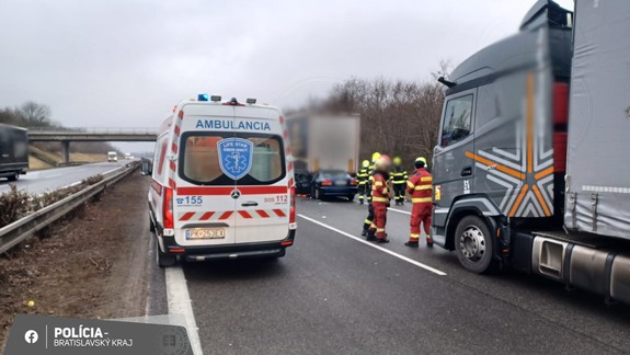 Nehoda na D2: Vodič osobného auta narazil do kamióna stojaceho v kolóne