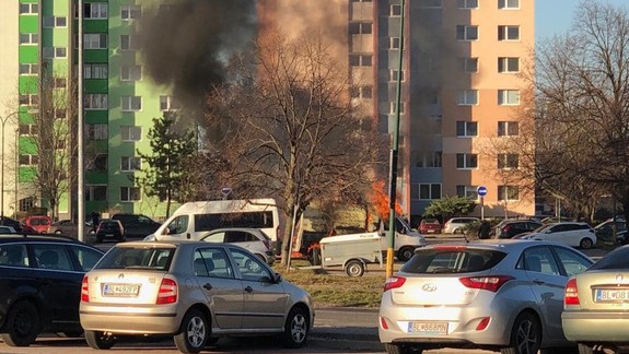 FOTO: Na záchytnom parkovisku na Baltskej ulici bolo dnes ráno rušno - horela tam dodávka!