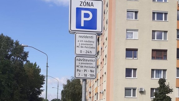 Nové parkovacie zóny v Petržalke z dielne mestskej časti fungujú. Situáciu zlepšili aj podľa väčšiny rezidentov s autom