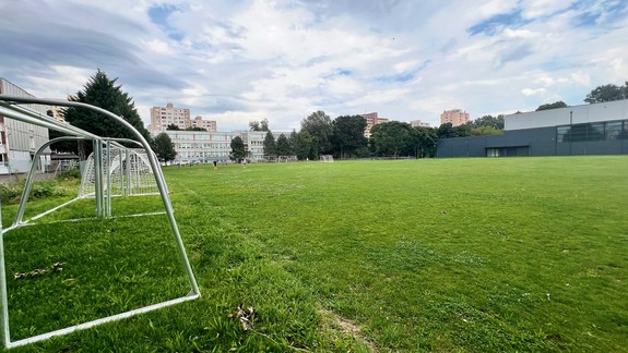 Mala by mať verejnosť prístup na futbalové ihriská v areáloch na Pankúchovej a Sklodowskej?