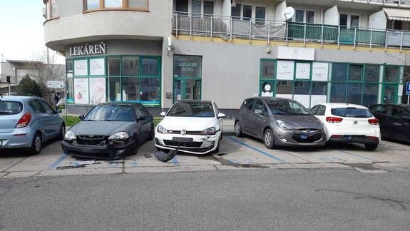 Vodič poškodil v Petržalke niekoľko zaparkovaných áut a ušiel