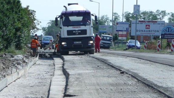 V smere na Rovinku začali rozširovať cestu