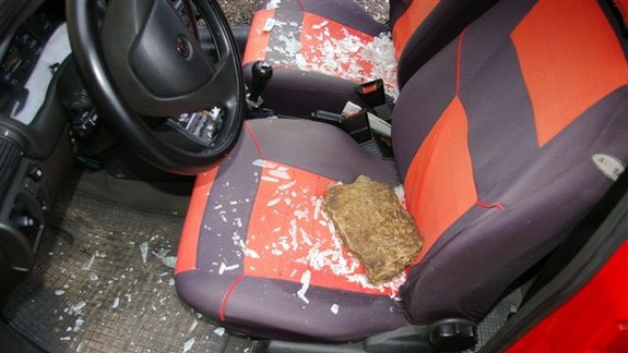 Neúspešní vykrádači áut v akcii: Jeden sa dal na útek na detskom ružovo - bielom bicykli, druhý po vlastných