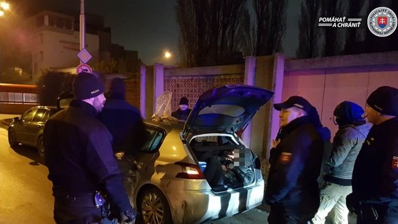 FOTO: Policajti pátrali po ukradnutých vozidlách a v jednom aute našli šiestich migrantov!