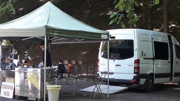 Na Železnej ako na kolotočoch: Komu napadlo dotiahnuť sem stánok s cukrovou vatou?