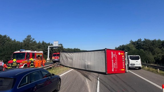 Na diaľnici D2 sa prevrátil kamión,  zostala neprejazdná