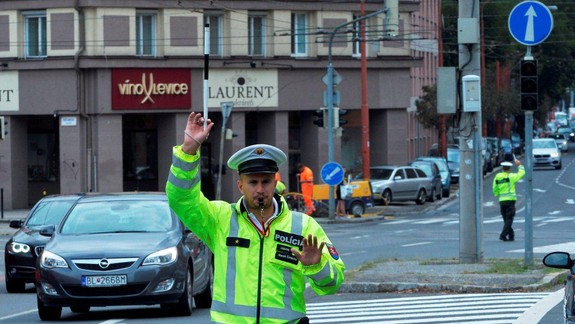VIDEO: Na Trnavskom aj Račianskom mýte už druhý deň nefungujú semafory - ako ide riadenie križovatiek policajtom?