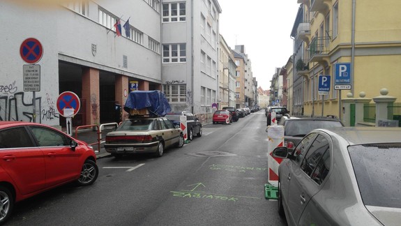 Staré Mesto umiestni nový spomaľovač pred školu na Grösslingovej