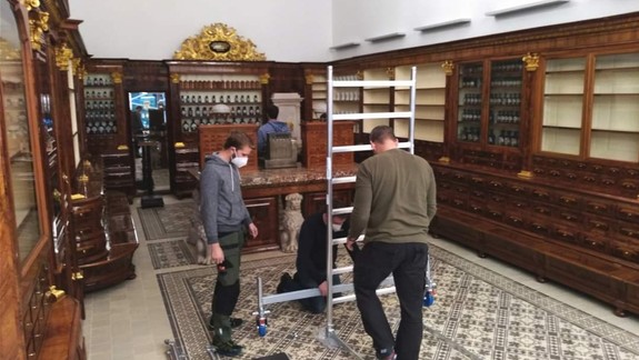 Vzácny mobiliár Lekárne u Salvátora je späť v Bratislave