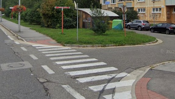 FOTO: Pán vošiel autobusu priamo do cesty. Polícia hľadá svedkov kolízie na Eisnerovej