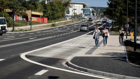Ako sa zmenila Harmincova? Okrem pruhu pribudla dlažba, priechod pre chodcov, nové obrubníky či prístrešok MHD