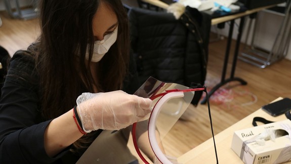 Lekári z Univerzity Komenského tlačia ochranné štíty na boj s COVID-19