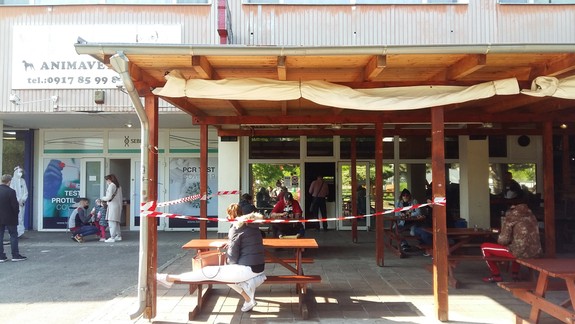 Ľudia zúria: Je normálne, aby bolo PCR testovanie hneď vedľa terasy, na chodníku k predajni potravín?