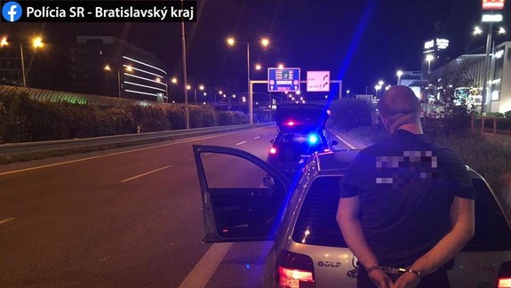 FOTO: Policajti zadržali muža, ktorý sa počas jazdy okolo Auparku dopoval zo sklenenej fajky...